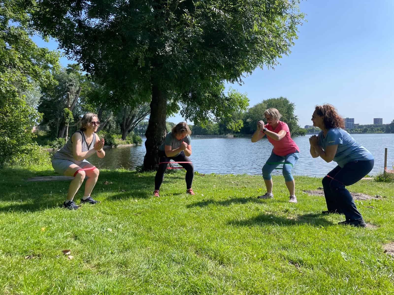 Powerwalk Power Krachttraining buiten voor 50-plussers in het Sloterpark in Amsterdam